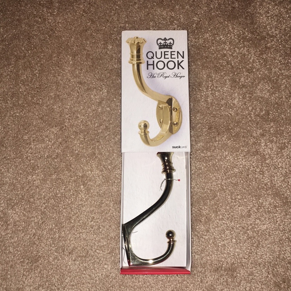 Queen Hook her royal hanger